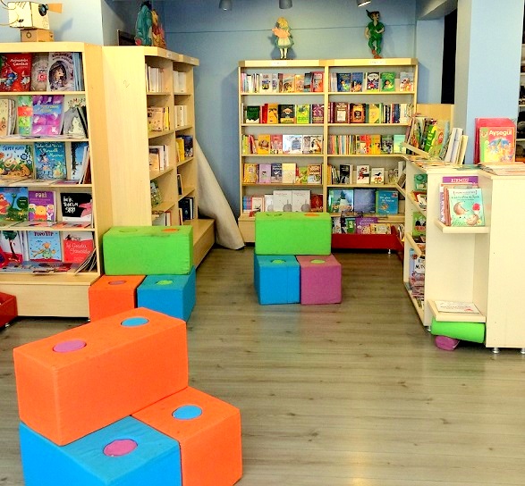 İyi Cüceler Kitabevi